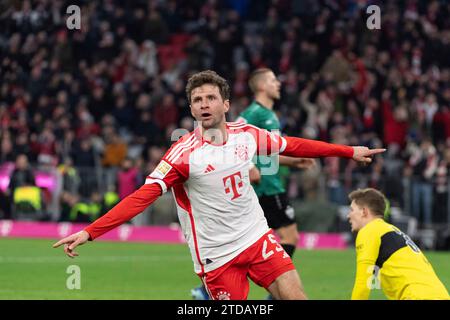 München, Deutschland. Dezember 2023. Thomas Müller (FC Bayern München, #25) bejubelt das Abseitstor FC Bayern München gegen VfB Stuttgart, Fussball, Herren, 1. Bundesliga, 15. Spieltag, Saison 23/24, GER, 17.12.2023, DFL/DFB-VORSCHRIFTEN VERBIETEN JEDE VERWENDUNG VON FOTOGRAFIEN ALS BILDSEQUENZEN UND/ODER QUASI-VIDEO, Foto: Eibner-Pressefoto/Wolfgang Frank Credit: dpa/Alamy Live News Stockfoto