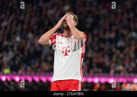München, Deutschland. Dezember 2023. Harry Kane (FC Bayern München, #09) nach einer Torchance, Frust, FC Bayern München vs. VfB Stuttgart, Fussball, Herren, 1. Bundesliga, 15. Spieltag, Saison 23/24, GER, 17.12.2023, DFL/DFB-VORSCHRIFTEN VERBIETEN JEDE VERWENDUNG VON FOTOGRAFIEN ALS BILDSEQUENZEN UND/ODER QUASI-VIDEO, Foto: Eibner-Pressefoto/Wolfgang Frank Credit: dpa/Alamy Live News Stockfoto