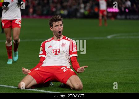 München, Deutschland. Dezember 2023. Thomas Müller (FC Bayern München, #25) bejubelt das Abseitstor FC Bayern München gegen VfB Stuttgart, Fussball, Herren, 1. Bundesliga, 15. Spieltag, Saison 23/24, GER, 17.12.2023, DFL/DFB-VORSCHRIFTEN VERBIETEN JEDE VERWENDUNG VON FOTOGRAFIEN ALS BILDSEQUENZEN UND/ODER QUASI-VIDEO, Foto: Eibner-Pressefoto/Wolfgang Frank Credit: dpa/Alamy Live News Stockfoto