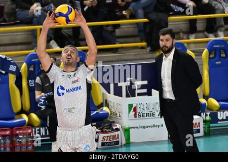 Verona, Italien. Dezember 2023. Michele Baranowicz (Cisterna Volley) während des Spiels Rana Verona vs Cisterna Volley, Volleyball Italian Serie A Men Superliga Match in Verona, Italien, 17. Dezember 2023 Credit: Independent Photo Agency/Alamy Live News Stockfoto