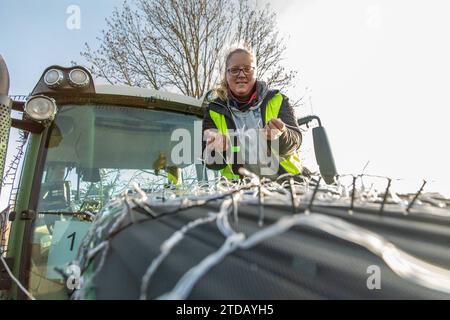 231217LichterfahrtOelsnitz News ID: EN 2023-12-17 Präsente auf Lichterfahrt verteilen bunt geschmückte 53 Fahrzeuge verzaubern Menschen Oelsnitz/Erz. Am Sonntagnachmittag hat im Erzgebirgskreis, genauer im Altlandkreis Stollberg, eine Lichterfahrt stattgefunden. Bei dieser wurden tausende von Plätzchen und Präsente an Pflege -und Altenheimen sowie an Kindereinrichtungen verteilt. Gestartet war der Konvoi mit 53 Fahrzeugen aus Traktoren, LKW s, PKW s und Motorrädern gegen 16 Uhr an der Oberen Hauptstraße in Oelsnitz. Nach einer Runde in Oelsnitz, ging es dann über Neuwürschnitz, nach Stollberg Stockfoto