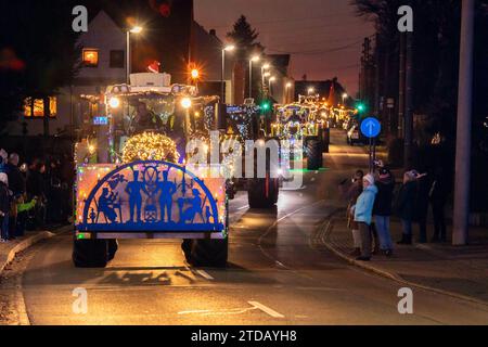 231217LichterfahrtOelsnitz News ID: EN 2023-12-17 Präsente auf Lichterfahrt verteilen bunt geschmückte 53 Fahrzeuge verzaubern Menschen Oelsnitz/Erz. Am Sonntagnachmittag hat im Erzgebirgskreis, genauer im Altlandkreis Stollberg, eine Lichterfahrt stattgefunden. Bei dieser wurden tausende von Plätzchen und Präsente an Pflege -und Altenheimen sowie an Kindereinrichtungen verteilt. Gestartet war der Konvoi mit 53 Fahrzeugen aus Traktoren, LKW s, PKW s und Motorrädern gegen 16 Uhr an der Oberen Hauptstraße in Oelsnitz. Nach einer Runde in Oelsnitz, ging es dann über Neuwürschnitz, nach Stollberg Stockfoto