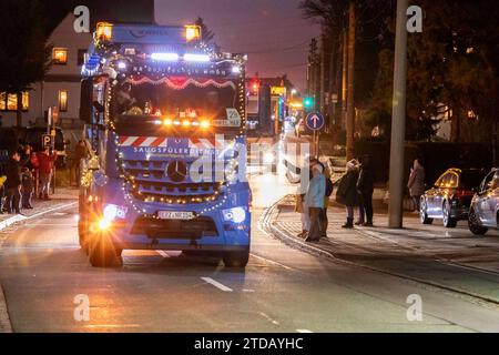 231217LichterfahrtOelsnitz News ID: EN 2023-12-17 Präsente auf Lichterfahrt verteilen bunt geschmückte 53 Fahrzeuge verzaubern Menschen Oelsnitz/Erz. Am Sonntagnachmittag hat im Erzgebirgskreis, genauer im Altlandkreis Stollberg, eine Lichterfahrt stattgefunden. Bei dieser wurden tausende von Plätzchen und Präsente an Pflege -und Altenheimen sowie an Kindereinrichtungen verteilt. Gestartet war der Konvoi mit 53 Fahrzeugen aus Traktoren, LKW s, PKW s und Motorrädern gegen 16 Uhr an der Oberen Hauptstraße in Oelsnitz. Nach einer Runde in Oelsnitz, ging es dann über Neuwürschnitz, nach Stollberg Stockfoto