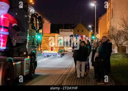 231217LichterfahrtOelsnitz News ID: EN 2023-12-17 Präsente auf Lichterfahrt verteilen bunt geschmückte 53 Fahrzeuge verzaubern Menschen Oelsnitz/Erz. Am Sonntagnachmittag hat im Erzgebirgskreis, genauer im Altlandkreis Stollberg, eine Lichterfahrt stattgefunden. Bei dieser wurden tausende von Plätzchen und Präsente an Pflege -und Altenheimen sowie an Kindereinrichtungen verteilt. Gestartet war der Konvoi mit 53 Fahrzeugen aus Traktoren, LKW s, PKW s und Motorrädern gegen 16 Uhr an der Oberen Hauptstraße in Oelsnitz. Nach einer Runde in Oelsnitz, ging es dann über Neuwürschnitz, nach Stollberg Stockfoto