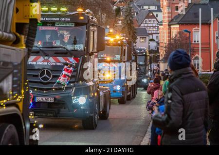 231217LichterfahrtOelsnitz News ID: EN 2023-12-17 Präsente auf Lichterfahrt verteilen bunt geschmückte 53 Fahrzeuge verzaubern Menschen Oelsnitz/Erz. Am Sonntagnachmittag hat im Erzgebirgskreis, genauer im Altlandkreis Stollberg, eine Lichterfahrt stattgefunden. Bei dieser wurden tausende von Plätzchen und Präsente an Pflege -und Altenheimen sowie an Kindereinrichtungen verteilt. Gestartet war der Konvoi mit 53 Fahrzeugen aus Traktoren, LKW s, PKW s und Motorrädern gegen 16 Uhr an der Oberen Hauptstraße in Oelsnitz. Nach einer Runde in Oelsnitz, ging es dann über Neuwürschnitz, nach Stollberg Stockfoto