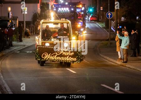 231217LichterfahrtOelsnitz News ID: EN 2023-12-17 Präsente auf Lichterfahrt verteilen bunt geschmückte 53 Fahrzeuge verzaubern Menschen Oelsnitz/Erz. Am Sonntagnachmittag hat im Erzgebirgskreis, genauer im Altlandkreis Stollberg, eine Lichterfahrt stattgefunden. Bei dieser wurden tausende von Plätzchen und Präsente an Pflege -und Altenheimen sowie an Kindereinrichtungen verteilt. Gestartet war der Konvoi mit 53 Fahrzeugen aus Traktoren, LKW s, PKW s und Motorrädern gegen 16 Uhr an der Oberen Hauptstraße in Oelsnitz. Nach einer Runde in Oelsnitz, ging es dann über Neuwürschnitz, nach Stollberg Stockfoto