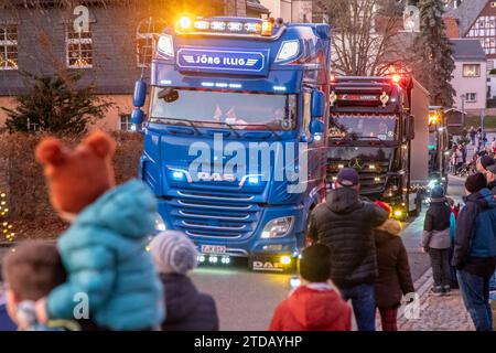 231217LichterfahrtOelsnitz News ID: EN 2023-12-17 Präsente auf Lichterfahrt verteilen bunt geschmückte 53 Fahrzeuge verzaubern Menschen Oelsnitz/Erz. Am Sonntagnachmittag hat im Erzgebirgskreis, genauer im Altlandkreis Stollberg, eine Lichterfahrt stattgefunden. Bei dieser wurden tausende von Plätzchen und Präsente an Pflege -und Altenheimen sowie an Kindereinrichtungen verteilt. Gestartet war der Konvoi mit 53 Fahrzeugen aus Traktoren, LKW s, PKW s und Motorrädern gegen 16 Uhr an der Oberen Hauptstraße in Oelsnitz. Nach einer Runde in Oelsnitz, ging es dann über Neuwürschnitz, nach Stollberg Stockfoto