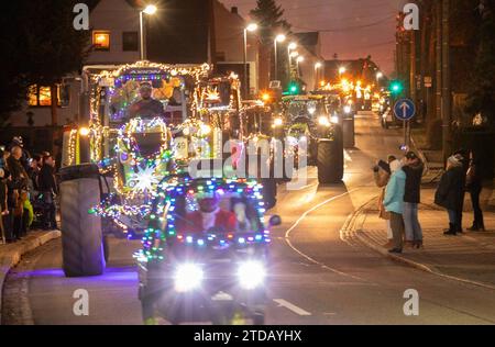 231217LichterfahrtOelsnitz News ID: EN 2023-12-17 Präsente auf Lichterfahrt verteilen bunt geschmückte 53 Fahrzeuge verzaubern Menschen Oelsnitz/Erz. Am Sonntagnachmittag hat im Erzgebirgskreis, genauer im Altlandkreis Stollberg, eine Lichterfahrt stattgefunden. Bei dieser wurden tausende von Plätzchen und Präsente an Pflege -und Altenheimen sowie an Kindereinrichtungen verteilt. Gestartet war der Konvoi mit 53 Fahrzeugen aus Traktoren, LKW s, PKW s und Motorrädern gegen 16 Uhr an der Oberen Hauptstraße in Oelsnitz. Nach einer Runde in Oelsnitz, ging es dann über Neuwürschnitz, nach Stollberg Stockfoto