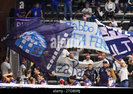 Chieri, Italien. Dezember 2023. Chieri '76 Fans während der Serie A1 Femminile zwischen reale Mutua Fenera Chieri '76 und Honda Olivero S.Bernardo Cuneo in PalaFenera, Chieri (TO) während reale Mutua Fenera Chieri 76 gegen Cuneo Granda Volley, Volleyball Italian Serie A1 Women Match in Chieri, Italien, 17. Dezember 2023 Credit: Independent Photo Agency/Alamy Live News Stockfoto