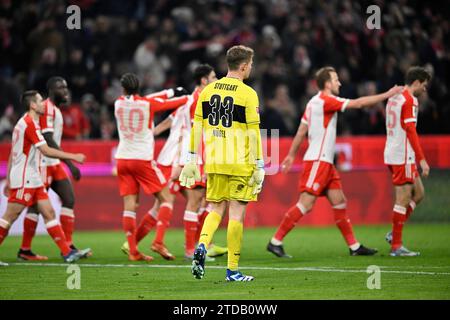 München, Deutschland. Dezember 2023. Torjubel mit Leroy Sane FC Bayern München FCB (10) Thomas Müller FC Bayern München FCB (25) zum vermeintlichen 2:0 wird nach VAR, Video-Assistent, Videobeweis, Videoschiedsrichter Video Assistent Schiedsrichter nicht gegeben Torwart Alexander Nuebel VfB Stuttgart (33) enttaeuscht FC Bayern München vs. VfB Stuttgart, Fussball, Bundesliga, Spieltag 15, Saison 2023/2024, 17.12.2023 DFL-VORSCHRIFTEN VERBIETEN DIE VERWENDUNG VON FOTOS ALS BILDSEQUENZEN UND/ODER QUASI-VIDEO Foto: Eibner-Pressefoto/Michael Weber Credit: dpa/Alamy Live News Stockfoto