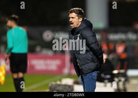 Köln, Deutschland. Dezember 2023. Thomas Stamm (SC Freiburg II, Cheftrainer) 3. Liga 19.Spieltag: FC Viktoria K?ln - SC Freiburg II; Sportpark H?henberg, K?ln; 17.12.2023 DFL-VORSCHRIFTEN VERBIETEN JEDE VERWENDUNG VON FOTOGRAFIEN ALS BILDSEQUENZEN UND/ODER QUASI-VIDEO. Quelle: dpa/Alamy Live News Stockfoto