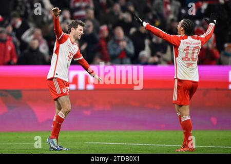 München, Deutschland. Dezember 2023. Torjubel mit Leroy Sane FC Bayern München FCB (10) Thomas Müller FC Bayern München FCB (25) zum vermeintlichen 2:0 wird nach VAR, Video-Assistent, Videobeweis, Videoschiedsrichter Video Assistent Schiedsrichter nicht gegeben FC Bayern München vs. VfB Stuttgart, Fussball, Bundesliga, Spieltag 15, Saison 2023/2024, 17.12.2023 DFL-VORSCHRIFTEN VERBIETEN DIE VERWENDUNG VON FOTOS ALS BILDSEQUENZEN UND/ODER QUASI-VIDEO Foto: Eibner-Pressefoto/Michael Weber Credit: dpa/Alamy Live News Stockfoto