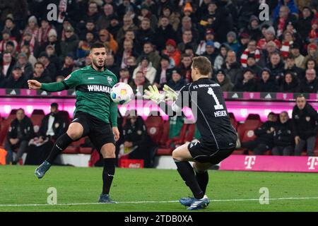 München, Deutschland. Dezember 2023. Torchance, Deniz Undav (VfB Stuttgart #26), re. Manuel neuer (FC Bayern München, #01) FC Bayern München gegen VfB Stuttgart, Fussball, Herren, 1. Bundesliga, 15. Spieltag, Saison 23/24, GER, 17.12.2023, DFL/DFB-VORSCHRIFTEN VERBIETEN JEDE VERWENDUNG VON FOTOGRAFIEN ALS BILDSEQUENZEN UND/ODER QUASI-VIDEO, Foto: Eibner-Pressefoto/Wolfgang Frank Credit: dpa/Alamy Live News Stockfoto