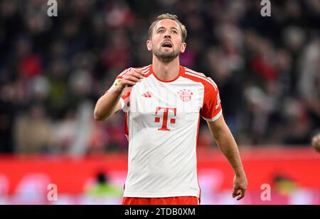 München, Deutschland. Dezember 2023. Harry Kane FC Bayern München FCB (09) Enttaeuschung enttaeuscht nach vergebener Torchance Gestik Geste FC Bayern München vs. VfB Stuttgart, Fussball, Bundesliga, Spieltag 15, Saison 2023/2024, 17.12.2023 DFL-VORSCHRIFTEN VERBIETEN DIE VERWENDUNG VON FOTOS ALS BILDSEQUENZEN UND/ODER QUASI-VIDEO Foto: Eibner-Pressefoto/Michael Weber Credit: dpa/Alamy Live News Stockfoto