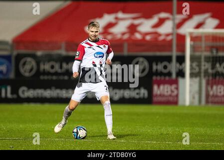 Köln, Deutschland. Dezember 2023. Lars Diets (Viktoria Köln, 2) mit dem Ball 3. Liga 19.Spieltag: FC Viktoria K?ln - SC Freiburg II; Sportpark H?henberg, K?ln; 17.12.2023 DFL-VORSCHRIFTEN VERBIETEN JEDE VERWENDUNG VON FOTOGRAFIEN ALS BILDSEQUENZEN UND/ODER QUASI-VIDEO. Quelle: dpa/Alamy Live News Stockfoto