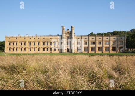 Die rostfarbenen Grassättigungsfarben unter dem Hauptrasen ergänzen die Ostfassade des Hauses. Ashton Court Estate, Bristol, Großbritannien. Stockfoto