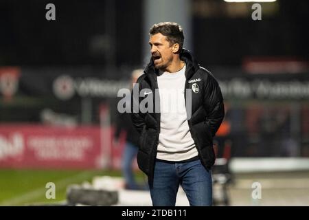 Köln, Deutschland. Dezember 2023. Thomas Stamm (SC Freiburg II, Cheftrainer) 3. Liga 19.Spieltag: FC Viktoria K?ln - SC Freiburg II; Sportpark H?henberg, K?ln; 17.12.2023 DFL-VORSCHRIFTEN VERBIETEN JEDE VERWENDUNG VON FOTOGRAFIEN ALS BILDSEQUENZEN UND/ODER QUASI-VIDEO. Quelle: dpa/Alamy Live News Stockfoto