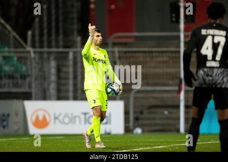 Köln, Deutschland. Dezember 2023. Hornung Sebastian (SC Freiburg II, 33) mit dem Ball 3. Liga 19.Spieltag: FC Viktoria K?ln - SC Freiburg II; Sportpark H?henberg, K?ln; 17.12.2023 DFL-VORSCHRIFTEN VERBIETEN JEDE VERWENDUNG VON FOTOGRAFIEN ALS BILDSEQUENZEN UND/ODER QUASI-VIDEO. Quelle: dpa/Alamy Live News Stockfoto