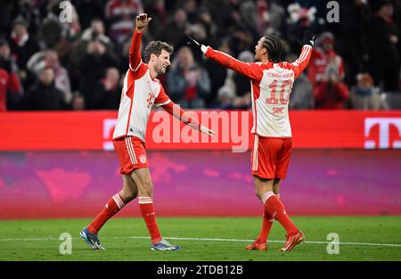 München, Deutschland. Dezember 2023. Torjubel mit Leroy Sane FC Bayern München FCB (10) Thomas Müller FC Bayern München FCB (25) zum vermeintlichen 2:0 wird nach VAR, Video-Assistent, Videobeweis, Videoschiedsrichter Video Assistent Schiedsrichter nicht gegeben FC Bayern München vs. VfB Stuttgart, Fussball, Bundesliga, Spieltag 15, Saison 2023/2024, 17.12.2023 DFL-VORSCHRIFTEN VERBIETEN DIE VERWENDUNG VON FOTOS ALS BILDSEQUENZEN UND/ODER QUASI-VIDEO Foto: Eibner-Pressefoto/Michael Weber Credit: dpa/Alamy Live News Stockfoto