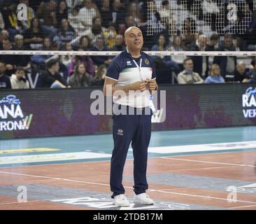 Verona, Italien. Dezember 2023. Cesare Stefano während des Spiels Rana Verona gegen Cisterna Volley, Volleyball Italian Serie A Men Superliga in Verona, Italien, 17. Dezember 2023 Credit: Independent Photo Agency/Alamy Live News Stockfoto