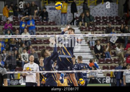 Verona, Italien. Dezember 2023. Leandro Mosca (Rana Verona) während des Spiels Rana Verona vs Cisterna Volley, Volleyball Italian Serie A Männer Superliga in Verona, Italien, 17. Dezember 2023 Credit: Independent Photo Agency/Alamy Live News Stockfoto