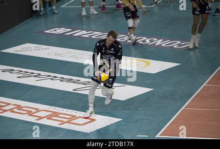 Verona, Italien. Dezember 2023. Rok Mozic (Rana Verona) während des Spiels Rana Verona vs Cisterna Volley, Volleyball Italian Serie A Männer Superliga in Verona, Italien, 17. Dezember 2023 Credit: Independent Photo Agency/Alamy Live News Stockfoto