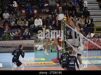 Verona, Italien. Dezember 2023. Francesco Sani (Rana Verona) während des Spiels Rana Verona vs Cisterna Volley, Volleyball Italian Serie A Männer Superliga in Verona, Italien, 17. Dezember 2023 Credit: Independent Photo Agency/Alamy Live News Stockfoto