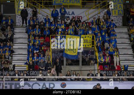 Verona, Italien. Dezember 2023. Unterstützerin Rana Verona während des Spiels Rana Verona gegen Cisterna Volley, Volleyball Italian Serie A Men Superliga Match in Verona, Italien, 17. Dezember 2023 Credit: Independent Photo Agency/Alamy Live News Stockfoto