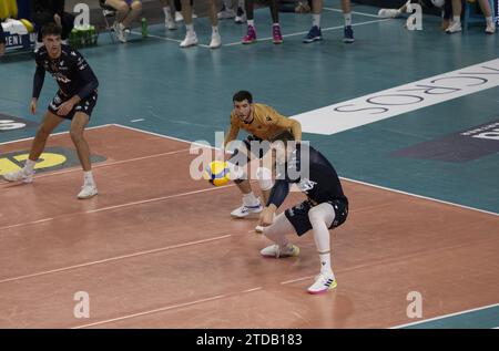 Verona, Italien. Dezember 2023. Rok Mozic (Rana Verona) während des Spiels Rana Verona vs Cisterna Volley, Volleyball Italian Serie A Männer Superliga in Verona, Italien, 17. Dezember 2023 Credit: Independent Photo Agency/Alamy Live News Stockfoto