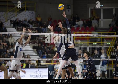 Verona, Italien. Dezember 2023. Rok Mozic (Rana Verona) während des Spiels Rana Verona vs Cisterna Volley, Volleyball Italian Serie A Männer Superliga in Verona, Italien, 17. Dezember 2023 Credit: Independent Photo Agency/Alamy Live News Stockfoto