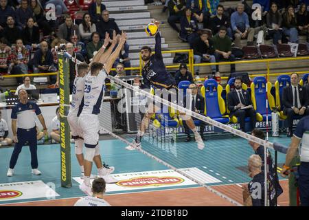 Verona, Italien. Dezember 2023. Amin Esmaeilnezhad (Rana Verona) während des Spiels Rana Verona vs Cisterna Volley, Volleyball Italian Serie A Männer Superliga in Verona, Italien, 17. Dezember 2023 Credit: Independent Photo Agency/Alamy Live News Stockfoto