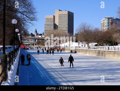 Skater auf dem Eis heute am sonnigen Tag des Rideau Canal Sk in der kanadischen Hauptstadt Stockfoto