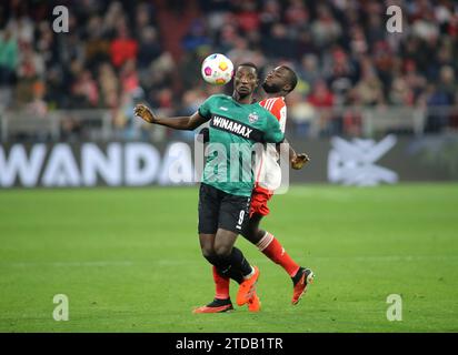 München, Deutschland 17. Dezember 2023: Fussball, Herren, Bundesliga, Saison 2023/2024, FC Bayern München - VFB Stuttgart, Allianz Arena Serhou Guirassy (VfB Stuttgart) (li.) mit Dayot Upamecano (FC Bayern München) (re.) im Zweikampf um den Ball DFB verbieten DFL-Vorschriften die Verwendung von Fotografien als Bildsequenzen und/oder Quasi-Video Stockfoto