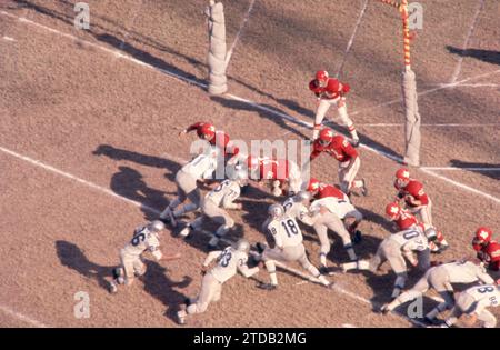 DALLAS, TX – 12. NOVEMBER: Quarterback Johnny Green #18 der Buffalo Bills übergibt den Ball an Dewey Bohling, als Art Baker #33 während eines AFL-Spiels gegen die Dallas Texans am 12. November 1961 im Cotton Bowl in Dallas, Texas, die Führung übernimmt. (Foto: Hy Peskin) *** örtlicher Bildtitel *** Johnny Green;Dewey Bohling;Art Baker Stockfoto