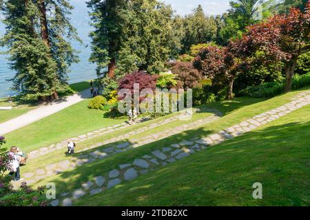 Bellagio Italien - 8. Mai 2011; Gruppenmenschen auf Wegen verschiedener Ebenen in wunderschön angelegten Gärten. Stockfoto