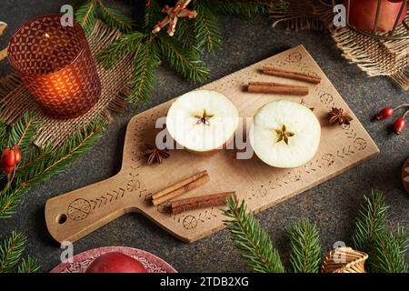 Halbierter Apfel mit einem Stern in der Mitte - Weihnachtssymbol Stockfoto