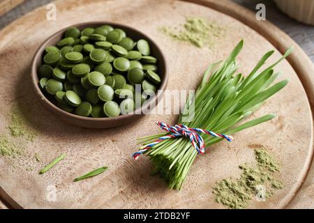 Frisches grünes Gerstengras mit Trockenpulver und Tabletten Stockfoto