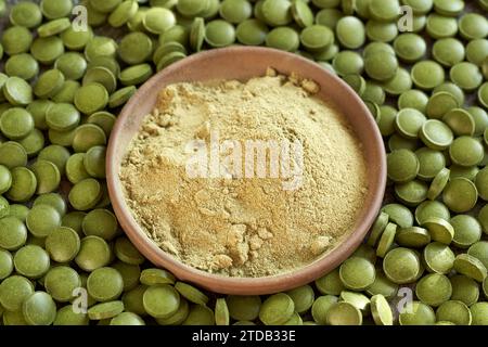 Pulver und Tabletten aus grünem Gerstengras Stockfoto