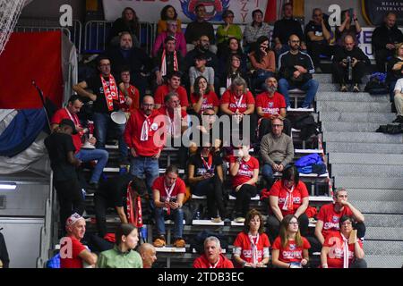 Chieri, Italien. Dezember 2023. S.Bernardo Cuneo Fans während der Serie A1 Femminile zwischen reale Mutua Fenera Chieri '76 und Honda Olivero S.Bernardo Cuneo in PalaFenera, Chieri (TO) während reale Mutua Fenera Chieri 76 gegen Cuneo Granda Volley, Volleyball Italian Serie A1 Women Match in Chieri, Italien, 17. Dezember 2023 Credit: Independent Photo Agency/Alamy Live News Stockfoto