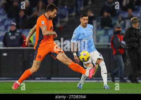 Rom, Italien. Dezember 2023. Rom, Italien 17.12.2023: Francesco Acerbi von Inter, Mattia Zaccagni von Latium in Aktion während des italienischen Fußballspiels Serie A TIM 2023-2024 SS Lazio gegen FC Internazionale im Olympiastadion in Rom. Quelle: Unabhängige Fotoagentur/Alamy Live News Stockfoto