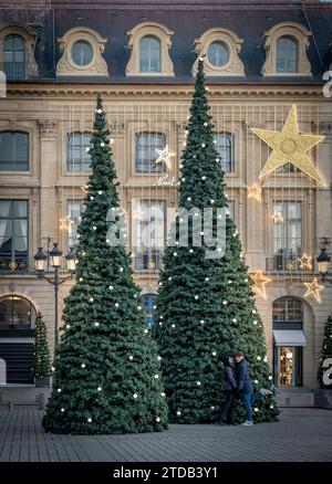 Paris, Frankreich - 12 17 2023: Place vendome. Blick auf den Ort mit weihnachtsbäumen, Weihnachtsschmuck und ein Paar davor Stockfoto