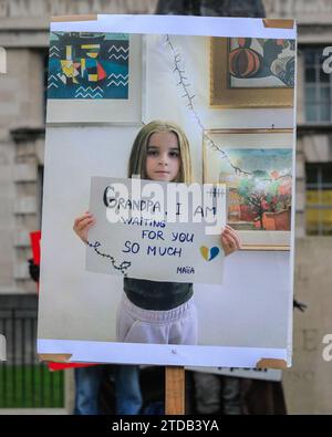 London, Großbritannien. Dezember 2023. Ein Plakat zeigt ein Kind, das auf seinen Großvater wartet. Anhänger der Ukraine treffen sich auf Whitehall. Der heutige Protest konzentriert sich auf die Befreiung der "Asovstal-Verteidiger", ukrainische Soldaten, die Asovstal in Mariupol verteidigten, die dann russische Kriegsgefangene wurden, als Asovstal kapituliert wurde. Quelle: Imageplotter/Alamy Live News Stockfoto