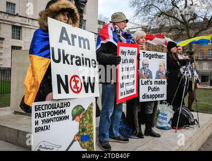 London, Großbritannien. Dezember 2023. Anhänger der Ukraine treffen sich auf Whitehall. Der heutige Protest konzentriert sich auf die Befreiung der "Asovstal-Verteidiger", ukrainische Soldaten, die Asovstal in Mariupol verteidigten, die dann russische Kriegsgefangene wurden, als Asovstal kapituliert wurde. Quelle: Imageplotter/Alamy Live News Stockfoto