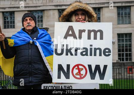 London, Großbritannien. Dezember 2023. Anhänger der Ukraine treffen sich auf Whitehall. Der heutige Protest konzentriert sich auf die Befreiung der "Asovstal-Verteidiger", ukrainische Soldaten, die Asovstal in Mariupol verteidigten, die dann russische Kriegsgefangene wurden, als Asovstal kapituliert wurde. Quelle: Imageplotter/Alamy Live News Stockfoto