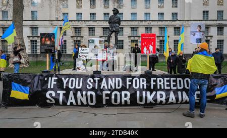 London, Großbritannien. Dezember 2023. Anhänger der Ukraine treffen sich auf Whitehall. Der heutige Protest konzentriert sich auf die Befreiung der "Asovstal-Verteidiger", ukrainische Soldaten, die Asovstal in Mariupol verteidigten, die dann russische Kriegsgefangene wurden, als Asovstal kapituliert wurde. Quelle: Imageplotter/Alamy Live News Stockfoto