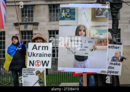 London, Großbritannien. Dezember 2023. Ein Plakat zeigt ein Kind, das auf seinen Großvater wartet. Anhänger der Ukraine treffen sich auf Whitehall. Der heutige Protest konzentriert sich auf die Befreiung der "Asovstal-Verteidiger", ukrainische Soldaten, die Asovstal in Mariupol verteidigten, die dann russische Kriegsgefangene wurden, als Asovstal kapituliert wurde. Quelle: Imageplotter/Alamy Live News Stockfoto
