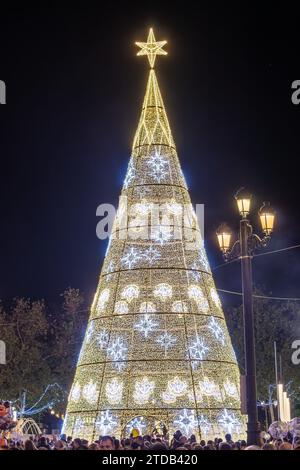 Sevilla, Spanien - Dezember 16,2023 Weihnachtsbaum in Puerta de Jerez (Jerez-Tür) in Sevilla, Andalusien, Spanien Stockfoto