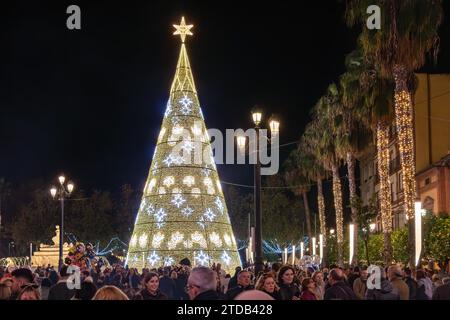 Sevilla, Spanien - Dezember 16,2023 Weihnachtsbaum in Puerta de Jerez (Jerez-Tür) in Sevilla, Andalusien, Spanien Stockfoto