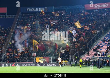 Bologna, Italien. Dezember 2023. AS Roma Supporters beim Spiel Bologna FC vs AS Roma, italienische Fußball Serie A in Bologna, Italien, 17. Dezember 2023 Credit: Independent Photo Agency/Alamy Live News Stockfoto