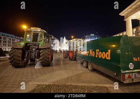 Berlin, Deutschland. Dezember 2023. Bauern aus Ostholstein stehen mit ihren Traktoren vor dem Brandenburger Tor. Hunderte von Landwirten haben sich nach Berlin begeben, um gegen die geplante Abschaffung der landwirtschaftlichen Dieselsubventionen zu demonstrieren. Quelle: Jörg Carstensen/dpa/Alamy Live News Stockfoto